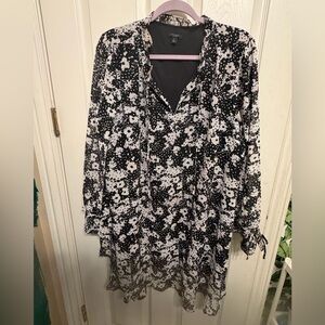 Ann Taylor Black and White Floral V-Neck Tunic